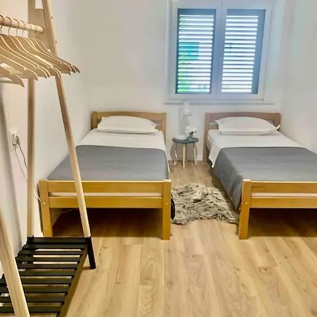 With 2 Bedrooms And Balcony, Near Center * Split