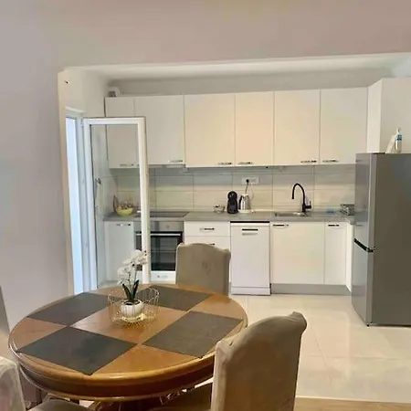 With 2 Bedrooms And Balcony, Near Center Apartment *