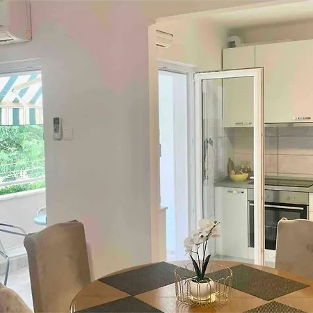 With 2 Bedrooms And Balcony, Near Center * Split