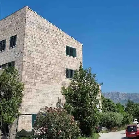With 2 Bedrooms And Balcony, Near Center Split