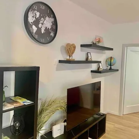 With 2 Bedrooms And Balcony, Near Center Apartment *