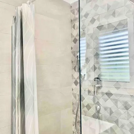 With 2 Bedrooms And Balcony, Near Center