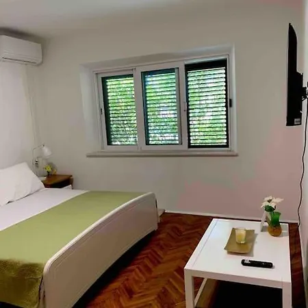 With 2 Bedrooms And Balcony, Near Center Apartment *