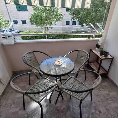 With 2 Bedrooms And Balcony, Near Center Split