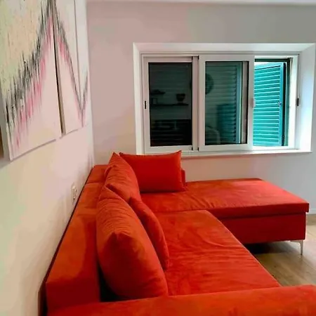 With 2 Bedrooms And Balcony, Near Center