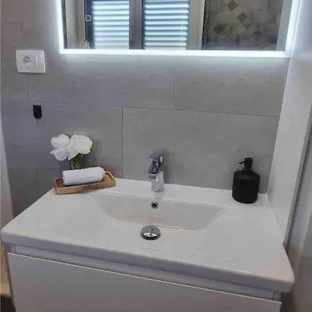 With 2 Bedrooms And Balcony, Near Center * Split