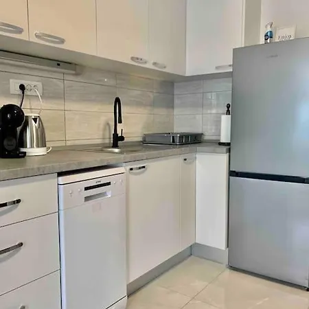 With 2 Bedrooms And Balcony, Near Center * Split