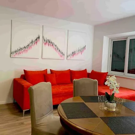 With 2 Bedrooms And Balcony, Near Center Split