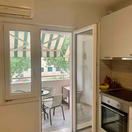 With 2 Bedrooms And Balcony, Near Center *