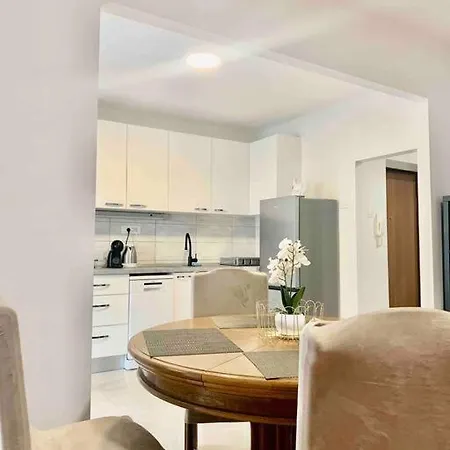 With 2 Bedrooms And Balcony, Near Center * Split