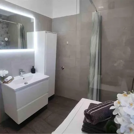 With 2 Bedrooms And Balcony, Near Center Apartment *